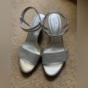 Worthington Jarret womens slingback wedge heel silver sparkle sandals, 7.5 M